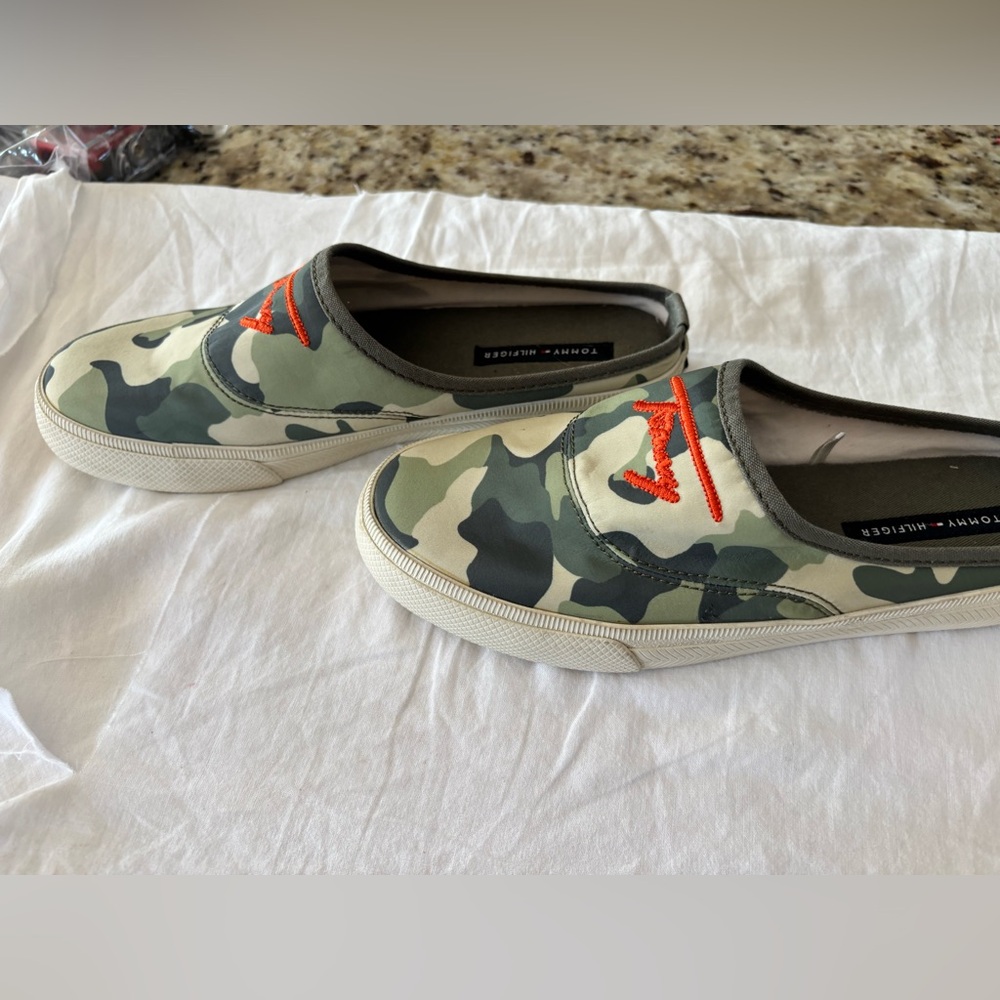Tommy Hilfiger camo slide on‎ shoes. Nylon canvas write orange embroidered logo. - Picture 3 of 8